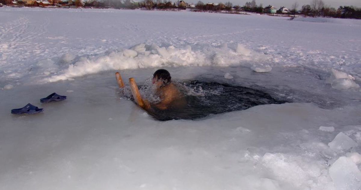 Сумская с мужем искупались в ледяной проруби / © facebook.com/osumska