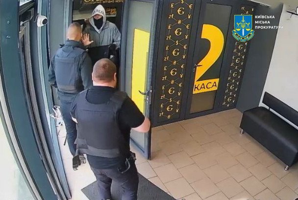 "Это был пранк!": студент пытался ограбить обменник в Киеве (видео)