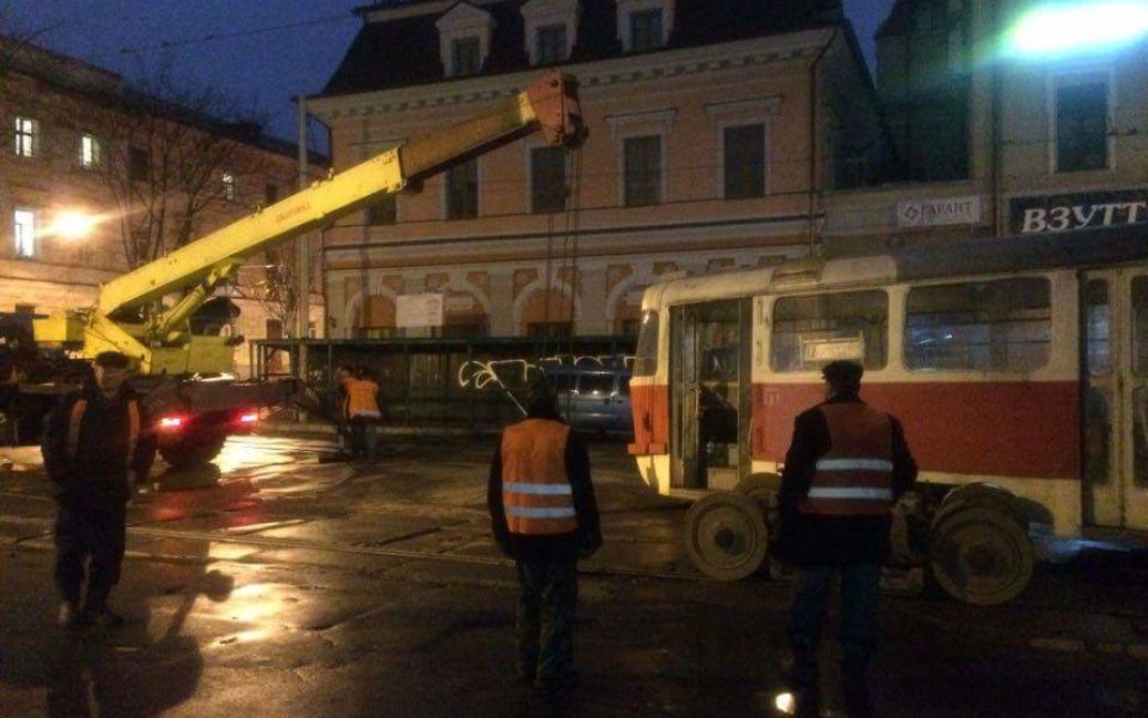 На Контрактовой площади трамвай съехал с колес / © ТСН.ua