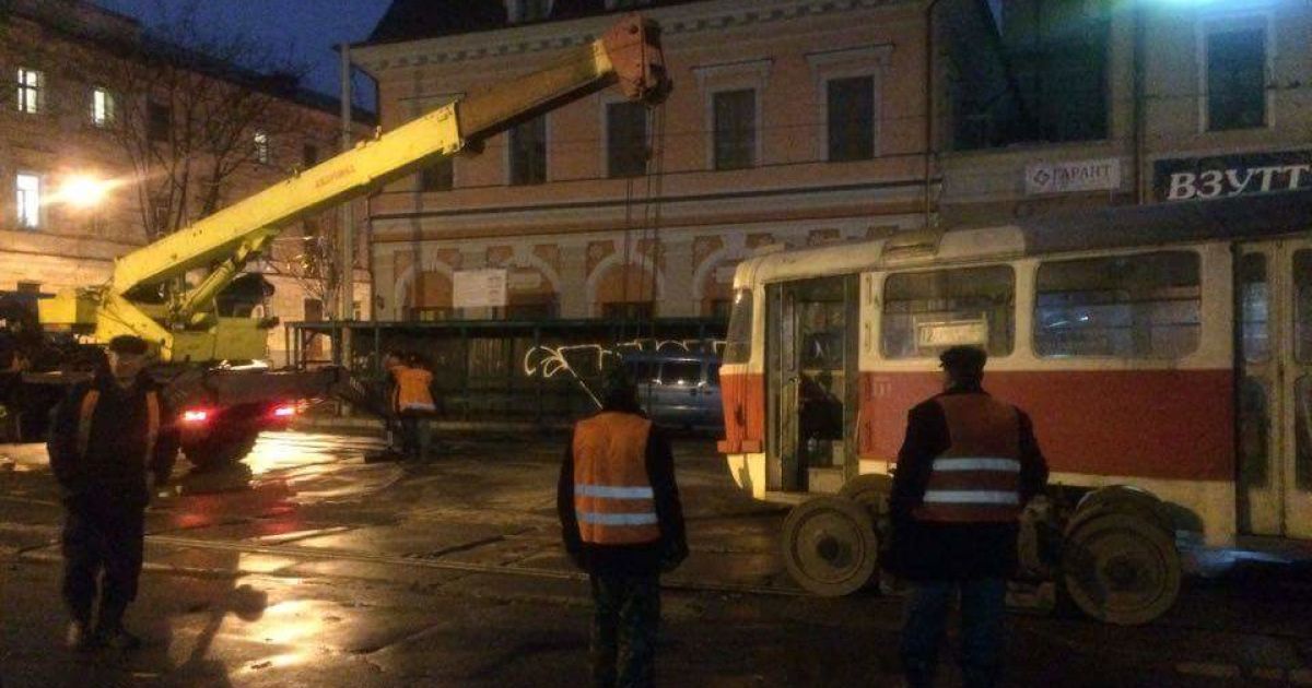 На Контрактовій площі трамвай з`їхав із коліс / © ТСН.ua