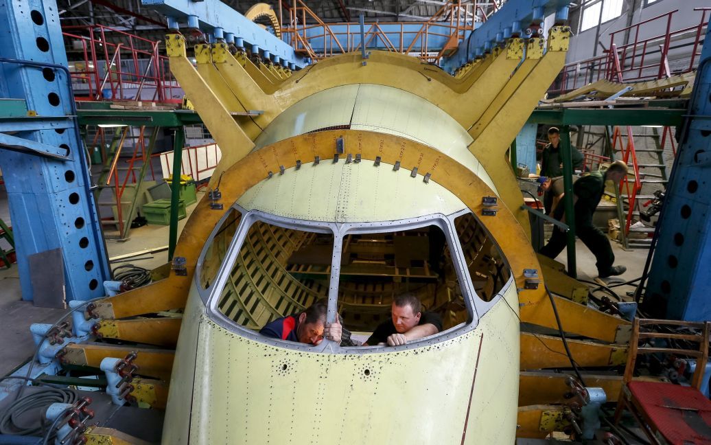 На заводе кипит работа над новым самолетом / © Reuters
