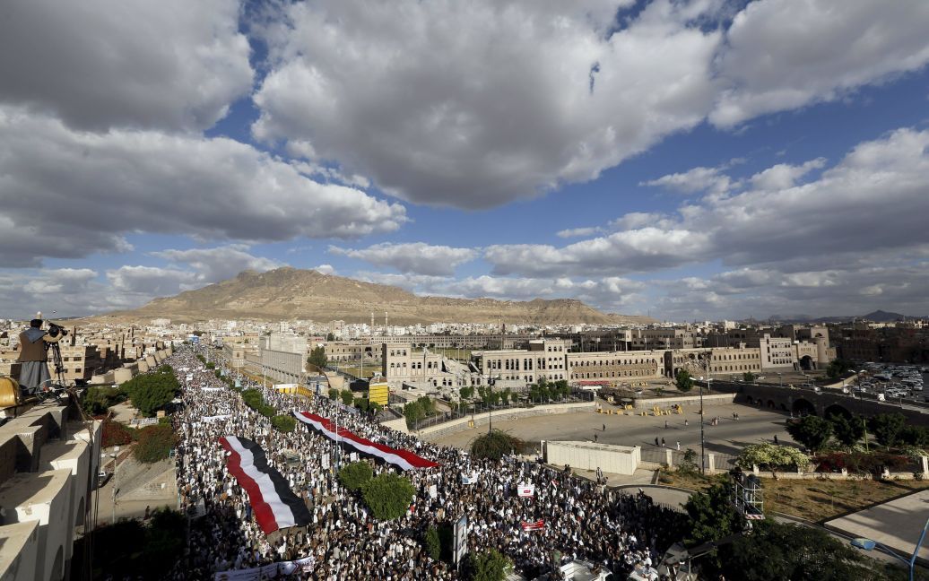 Последователи хуситов в столице Йемена Сане вышли на демонстрацию против авиаударов со стороны Саудовской Аравии и ее союзников. Уже несколько месяцев в Йемене продолжается гражданская война между хуситами и сторонниками президента Хади. Против хуситов выступила коалиция арабских стран во главе с Саудовской Аравией. / © Reuters