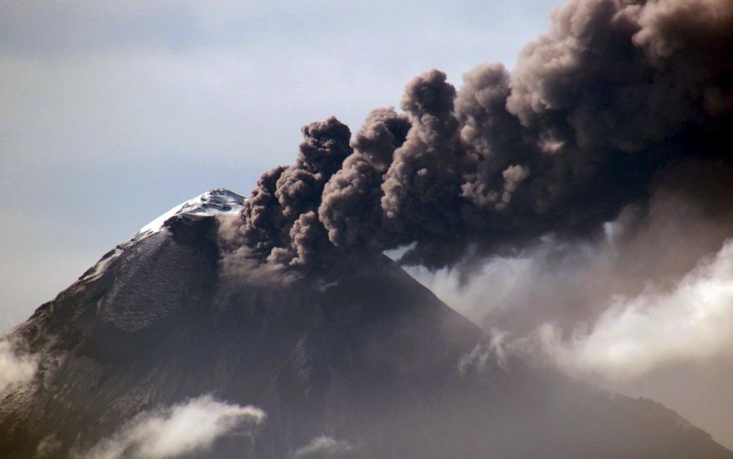 Вулкан Тунгурауа в Эквадоре извергает большие облака газа и пепла рядом города Баньос 11 сентября 2015. / © Reuters