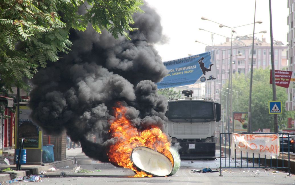 В городе Диярбакыр после массовых беспорядков ввели комендантский час. / © Reuters