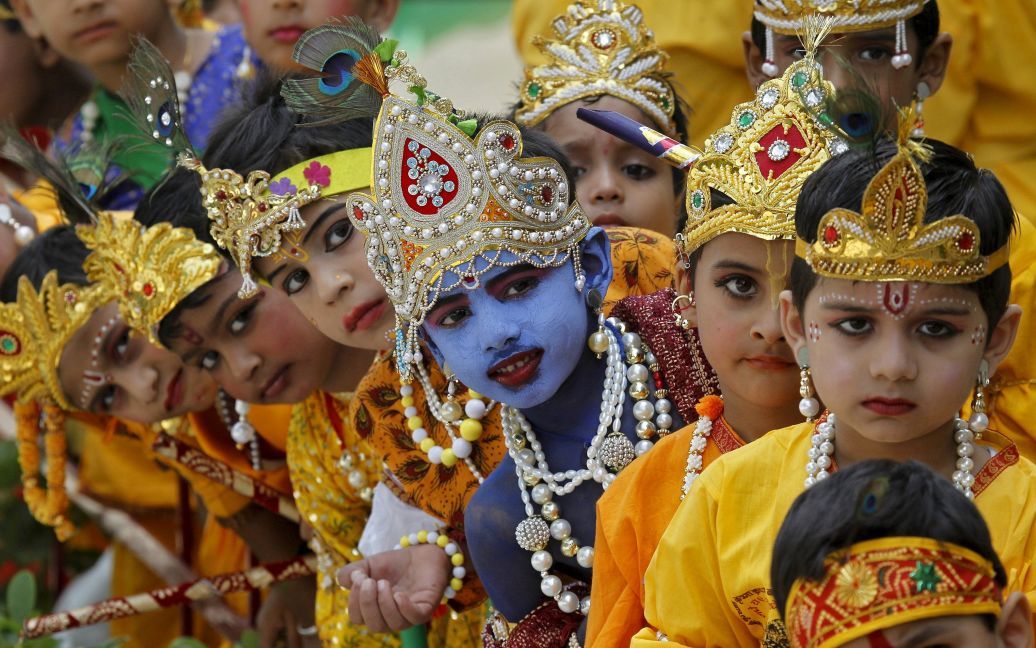 Во время фестиваля по случаю дня рождения Господа Кришны в индийском городе Чандигарх / © Reuters