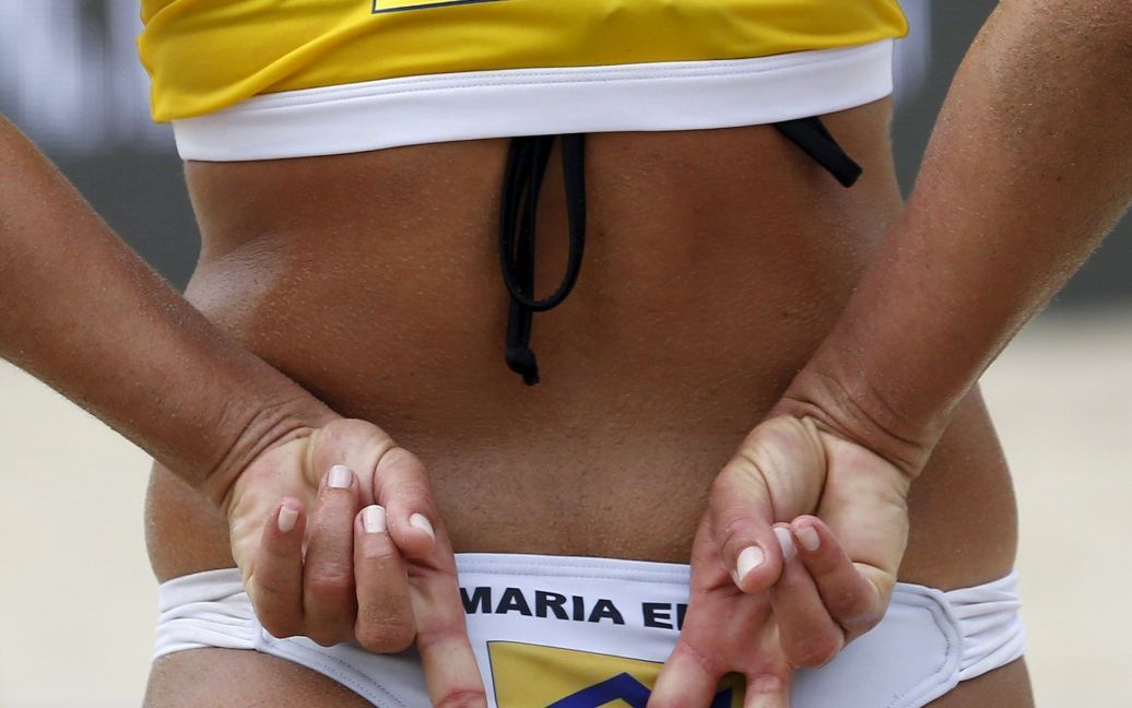 Во время открытого чемпионата по женскому пляжному волейболу в Рио-де-Жанейро в Бразилии одна из участниц соревнований подает сигнал своей напарнице / © Reuters