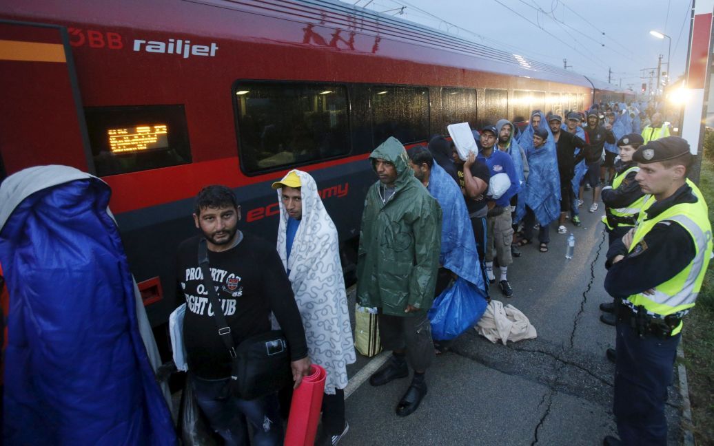 Тысячи мигрантов прибыли в Австрию и Германию / © Reuters