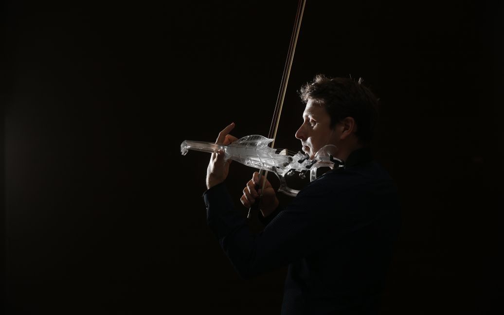 Французский инженер и профессиональный скрипач Лоран Бернадак играет "3Dvarius" на 3D-распечатаной скрипке с прозрачной смолы. / © Reuters