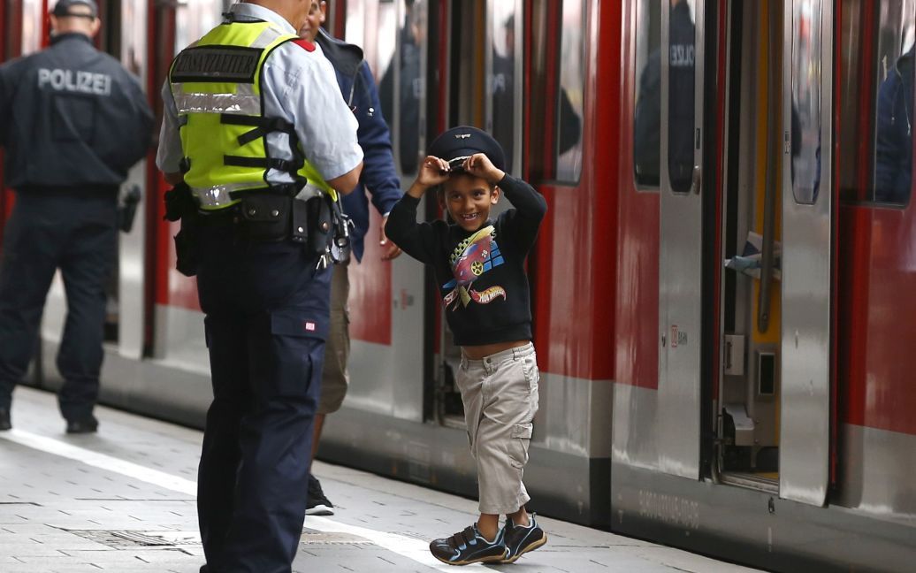 Тысячи мигрантов прибыли в Австрию и Германию / © Reuters