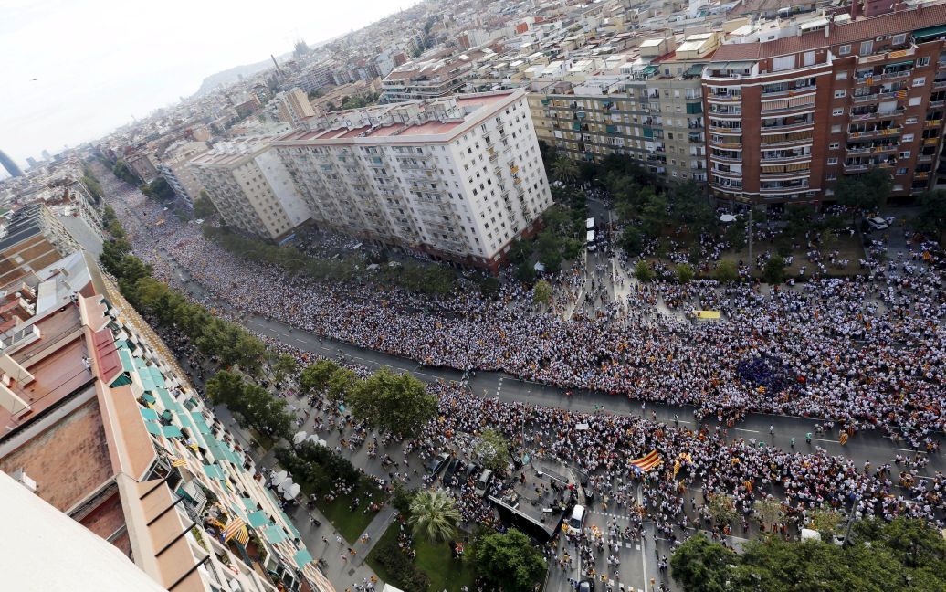 Сотни тысяч сторонников независимости Каталонии приняли участие в демонстрации в Барселоне 11 сентября. Они вышли на улицу, чтобы призвать к отделению Каталонии от Испании &mdash; через две недели должны состояться региональные выборы, которые многое значат для движения за независимость региона. / © Reuters