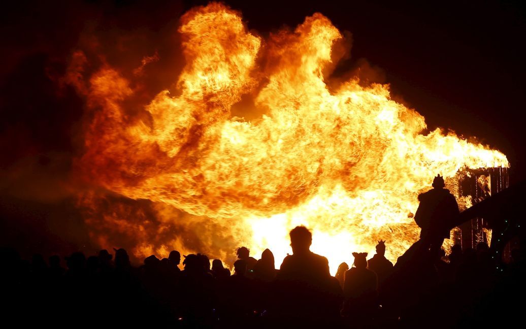 Фаер-шоу в рамках ежегодного фестиваля Burning Man, который стартовал в пустыне Блэк-Рок в американском штате Невада. Нынешнее впечатляющее действо собрало 70 тысяч посетителей из разных уголков мира / © Reuters