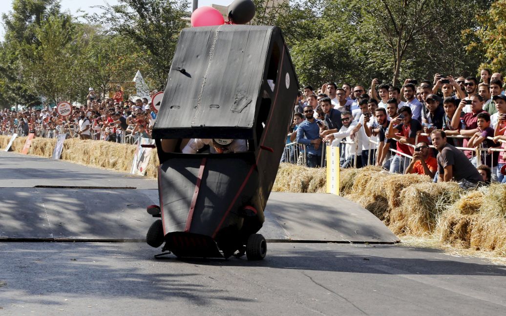 Самодельный автомобиль (без двигателя&raquo; потерпел крушение во время 300-метровой гонки Red Bull Soapbox в Аммане (Иордания) / © Reuters