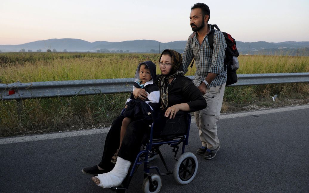 Семья беженцев из Афганистана направляется в село Идоменей вблизи границ Греции с Македонией. Конечный их путь &ndash; одна из стран Евросоюза. Этим летом ЕС просто &laquo;захлебнулся&raquo; в миграционных проблемах / © Reuters