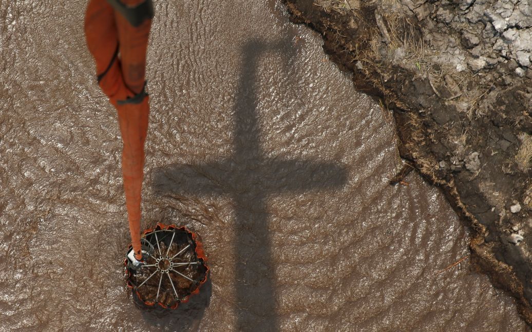 Вертолет собирает воду из канала, которая будет использоваться для тушения лесного пожара в южной части Суматры в Индонезии. Страна страдает от мощных пожаров, которые создали одеяло смога над Юго-Восточной Азией. / © Reuters