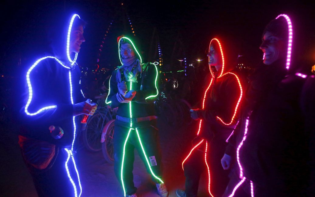Люди оделись в светодиодные костюмы во время ежегодного фестиваля Burning Man, который стартовал в пустыне Блэк-Рок в американском штате Невада. Нынешнее впечатляющее действо собрало 70 тысяч посетителей из разных уголков мира / © Reuters