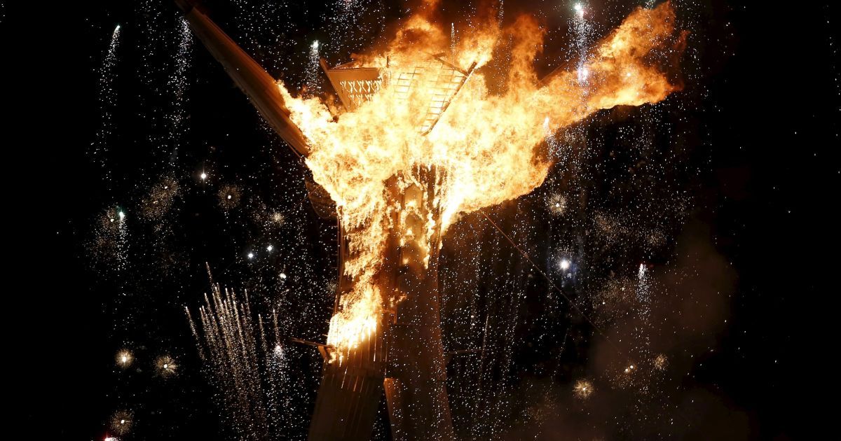 На фестивале Burning Man 2015 в пустыне Блэк Рок штата Невада (США) сожгли гигантскую скульптуру. / © Reuters