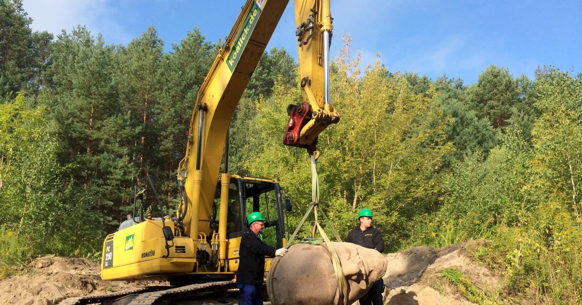 На південному сході Берліна була викопана голова гранітної скульптури радянського лідера Володимира Леніна. Ця частина 19-метрової статуї, яка була відкрита у 1970 році, має бути використаний у виставці Західному Бердіні. У 1991 році статуя була розбита на 130 шматків  і похована на околиці Берліна. / © Reuters