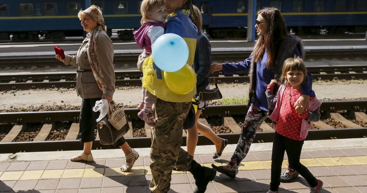 Военных встретили на вокзале / © Reuters