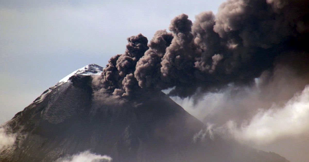 Вулкан Тунгурауа в Эквадоре извергает большие облака газа и пепла рядом города Баньос 11 сентября 2015. / © Reuters
