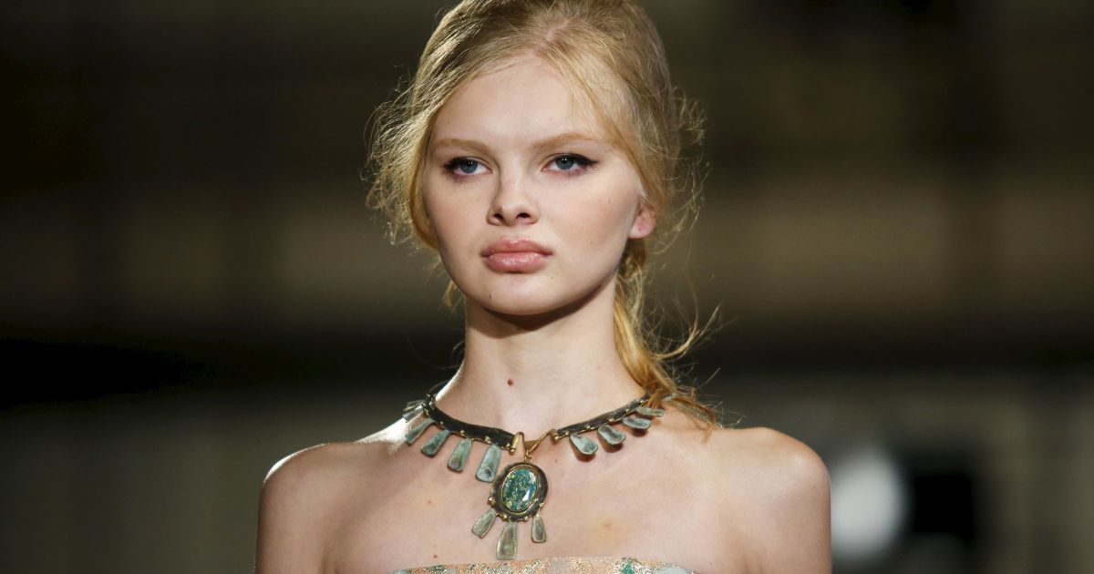 Модель показывает аксессуары из коллекции Tory Burch весна/лето 2016 во время Недели моды в Нью-Йорке. / © Reuters