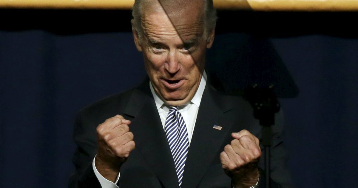 Віце-президент США Джо Байден вітає натовп після того, як він з'явився на сцені на Convention Center Javitz в Нью-Йорку, де відбувалася дискусія по економіці. / © Reuters