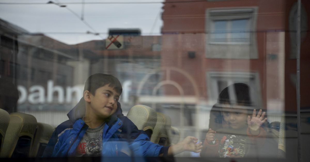 Тысячи мигрантов прибыли в Австрию и Германию / © Reuters