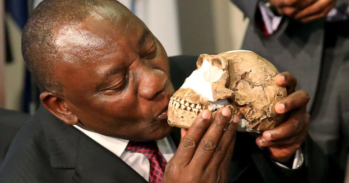 Віце-президент Південної Африки Кирило Рамафоза цілує череп недавно виявленого стародавнього виду людини "Homo Naledi". Скам'янілості були виявлені в глибокій печері в 50 км на північний захід від Йоганнесбурга. / © Reuters
