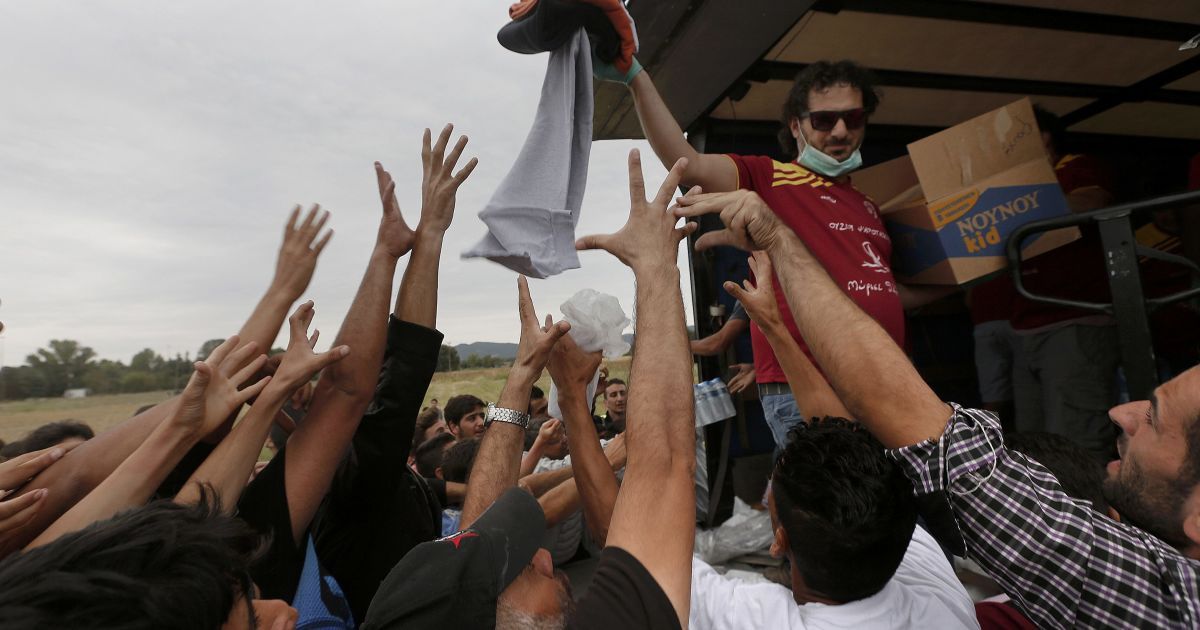 Беженцы получают гуманитарную одежду в лагере мигрантов на границе Греции и Македонии. С начала года в Европу приехали 365 тысяч беженцев, большинство которых &ndash; из Сирии, где продолжается война / © Reuters