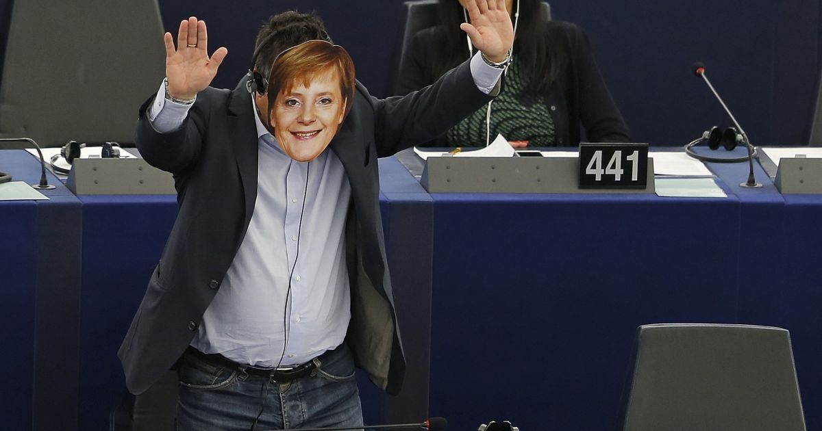 Депутат Европарламента от Италии Джанлука Буананно надел маску с изображением канцлера Германии Ангелы Меркель. Парламентарий сделал это во время послания президента Еврокомиссии Жан-Клода Юнкера. Германия согласилась принять часть беженцев, заполонивших Европу. Юнкер призвал и другие страны ЕС принять мигрантов, которых с начала года приехало в Европу 365 тысяч / © Reuters