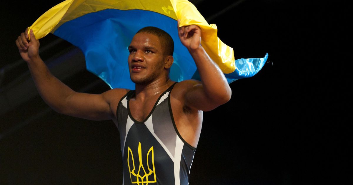 Український борець Жан Беленюк робить коло пошани після перемоги на чемпіонаті світу з боротьби в Лас-Вегасі. Гарну крапку свого виступу Жан поставив у фіналі, де переміг спортсмена з Узбекистану Рустама Ассакалова й приніс Україні медаль найвищого ґатунку. / © Reuters