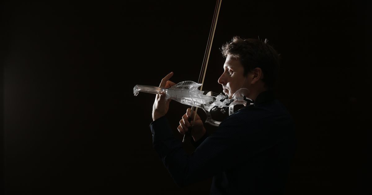 Французский инженер и профессиональный скрипач Лоран Бернадак играет "3Dvarius" на 3D-распечатаной скрипке с прозрачной смолы. / © Reuters