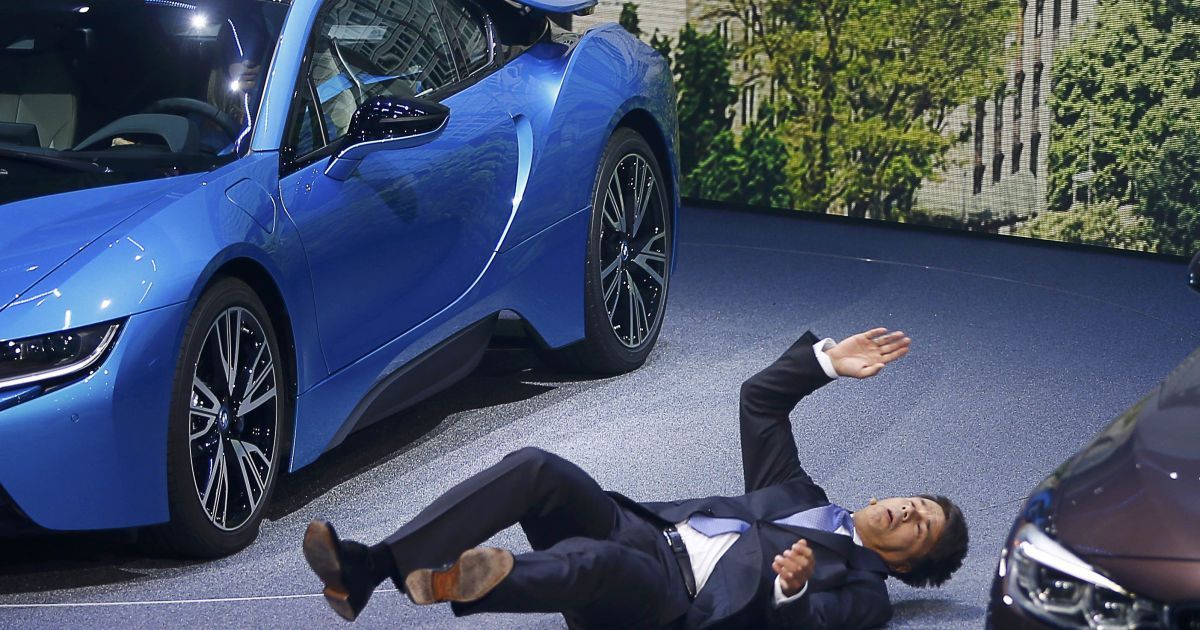 Генеральный директор BMW Харальд Крюгер потерял сознание во время презентации новинок авто на Франкфуртском автосалоне. После нескольких приветственных фраз и начала рассказа о достижениях BMW Крюгер неожиданно стал пятиться, оступился и упал прямо на сцене. Позже стало известно, что Крюгера госпитализировали с подозрением на инсульт. / © Reuters