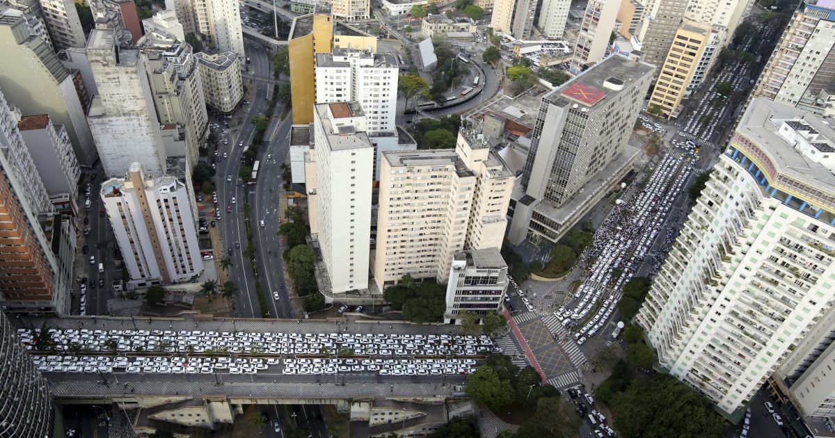 Таксисты заблокировали центр города Сан-Паулу в Бразилии. Они протестуют против обязательного использования онлайн-услуги заказа такси через сервис &laquo;Убер&raquo;. Подобный протест был и во Франции. Там водители были недовольны тем, что в &laquo;Убер&raquo; могло зарегистрироваться любое лицо и предоставлять более дешевые услуги такси, не платя при этом налоги и другие отчисления / © Reuters