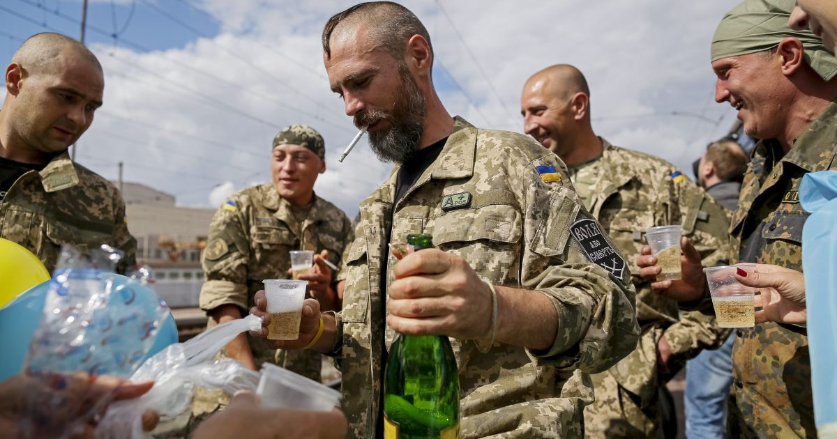 Военных встретили на вокзале / © Reuters