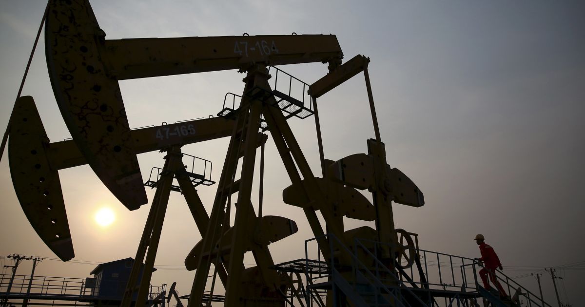 На мировом рынке продолжается падение цен на нефть