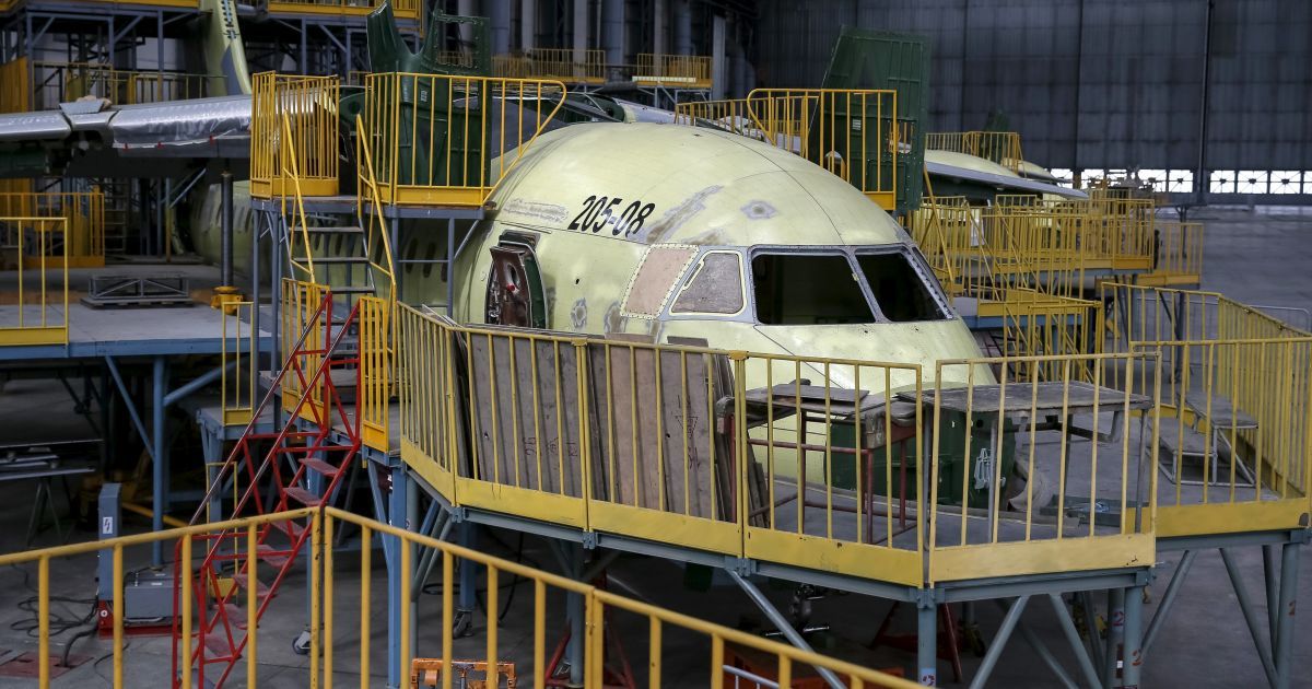 На заводе кипит работа над новым самолетом / © Reuters