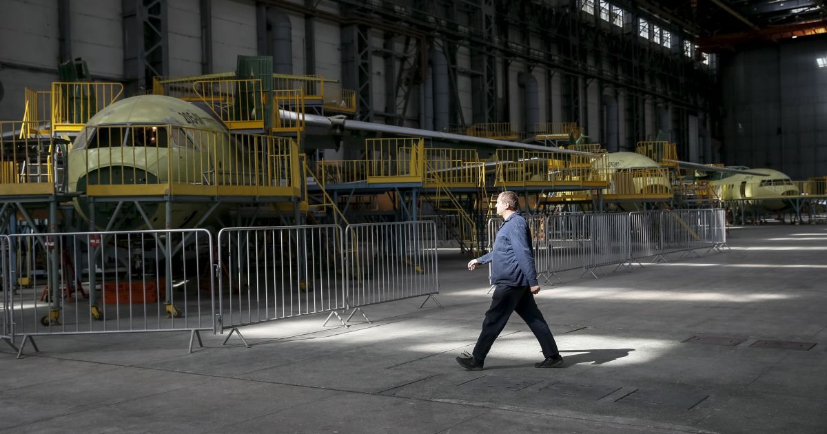 На заводе кипит работа над новым самолетом / © Reuters