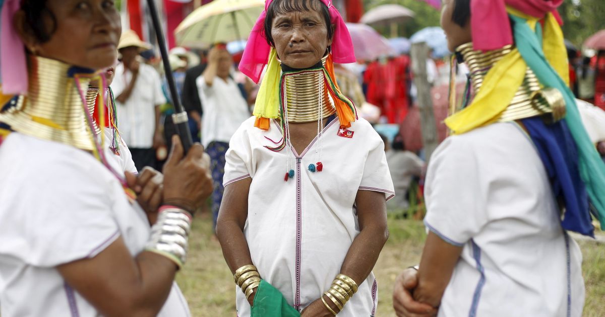 Жінки племені кайян у М'янмі чекають на лідера руху за демократію Аун Сан Су Чжі, яка має виступити з промовою під час своєї кампанії на майбутніх загальних виборах. В країні відбудуться перші загальні вибори після закінчення тривалого правління військових. / © Reuters