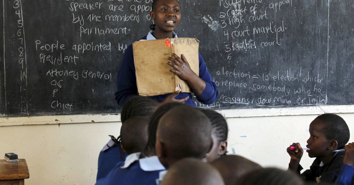 12-летняя Сара Насира проводит вместо учителя урок в школе в столице Кении Найроби. Кенийские учителя не вышли на работу, требуя повышения зарплаты на 50-60%, как это постановил Верховный суд этой страны еще в августе / © Reuters