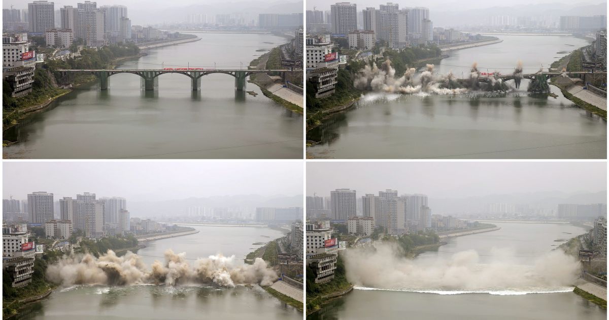 В китайском городе Чжанцзяцзе подрывают старый мост через реку. Вместо него построят новый / © Reuters