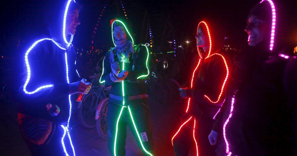Люди оделись в светодиодные костюмы во время ежегодного фестиваля Burning Man, который стартовал в пустыне Блэк-Рок в американском штате Невада. Нынешнее впечатляющее действо собрало 70 тысяч посетителей из разных уголков мира / © Reuters