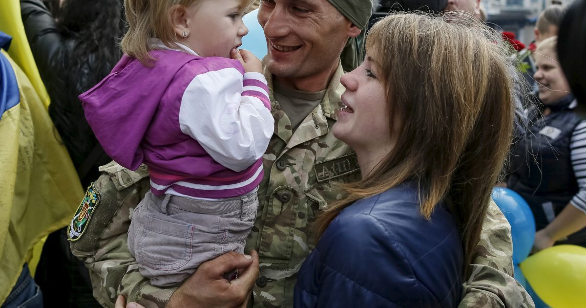 Военных встретили на вокзале / © Reuters