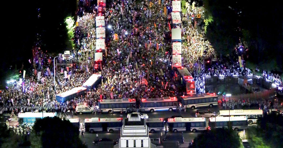 Вид с воздуха на митингующих, которые собрались на акцию протеста против законопроекта о безопасности премьер-министра Японии Синдзо Абэ и его администрации. Тысячи протестующих собрались возле дома правительства из-за того, что оно стремится ввести в действие закон, расширяющий полномочия японских войск за рубежом. / © Reuters