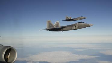Два самолета-истребителя F-22 Raptor после дозаправки в небе продолжают свой путь из США в новосозданную базу НАТО в Эстонии / © Reuters