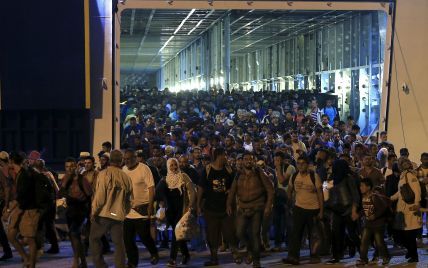 Сотни нелегалов прорвали ограждение и сбежали из лагеря для мигрантов в Венгрии