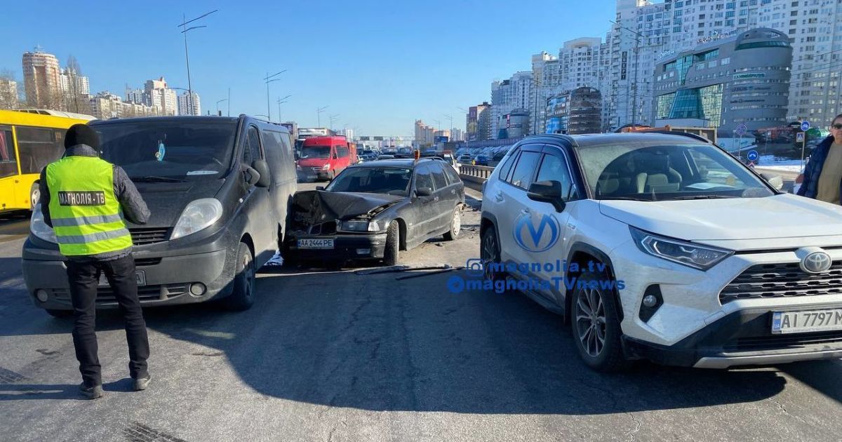 У Києві на проспекті Бажана зіткнулися чотири автівки / © Магнолія-ТВ