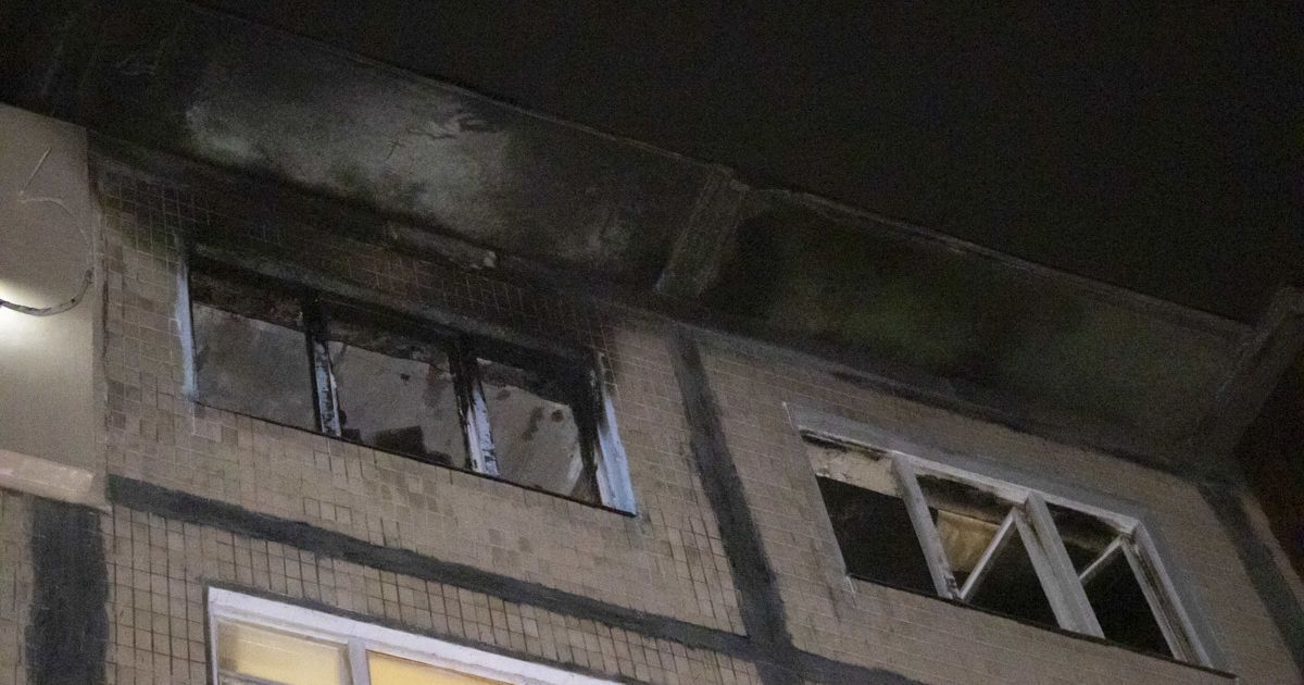 У Києві загорілась квартира у багатоповерхівці: поліція підозрює підпал