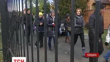 Шлагбауми та паркан: жителі села в передмісті столиці розділились на два ворожі табори через дороги