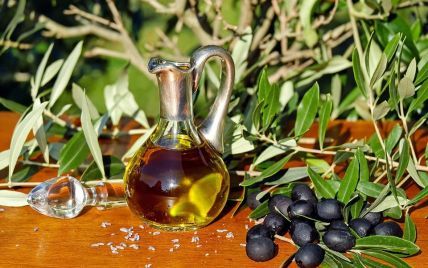 Моторное масло с ароматизаторами: что украинцам продают вместо оливкового масла и как отличить фальсификат