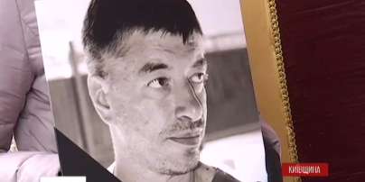 В Василькове под Киевом сегодня на коленях прощались с погибшим в АТО Богданом Радченко